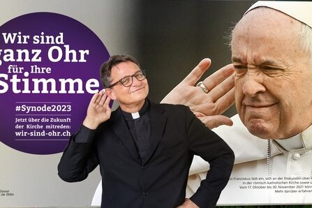 Bischof Felix Gmür vor Kampagnenplakat