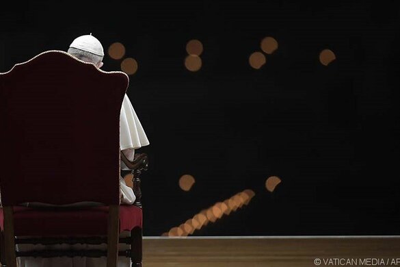 Papsts Franziskus an Karfreitag, 10. April 2020 allein im St. Petersdom