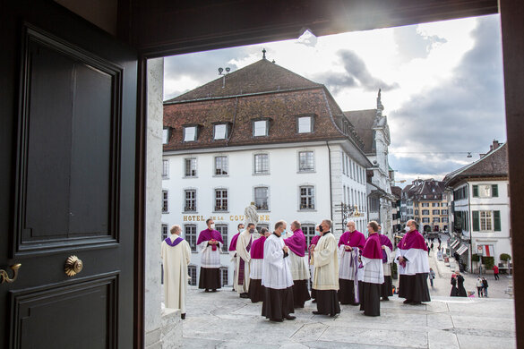 Domherren auf der Terrasse der St. Ursen-Kathedrale Solothurn