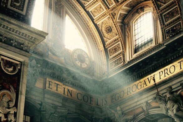 Schriftzug im St. Petersdom, Rom: "und in den Himmeln bat ich darum". Foto: Chad Greiter auf Unsplash