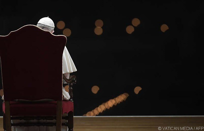 Papsts Franziskus an Karfreitag, 10. April 2020 allein im St. Petersdom